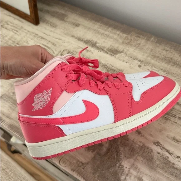 NEW Air Jordan 1 Mid "Strawberries And Cream" sneakers 8.5 - Picture 4 of 8